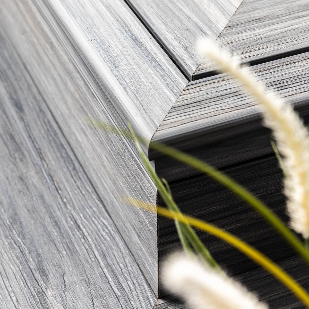 Deska kompozytowa zakończeniowa schodowa Premium Gray – dł. 2,8 m Deska kompozytowa zakończeniowa schodowa Premium Gray – dł. 2,8 m
