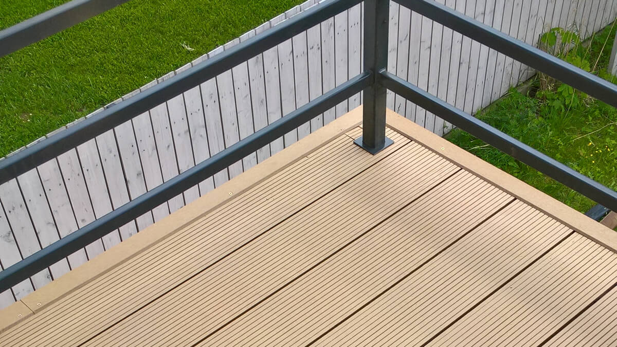 Balkon narożny, Deska kompozytowa Standard Miodowy Teak