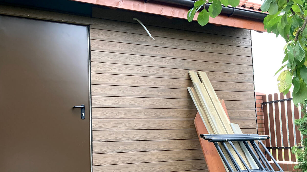 Wykończenie domku ogrodowego z deski elewacyjnej Teak
