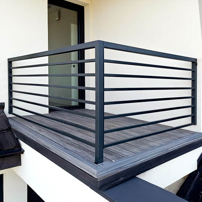 Przestronny taras z deskami Premium w kolorze Gray