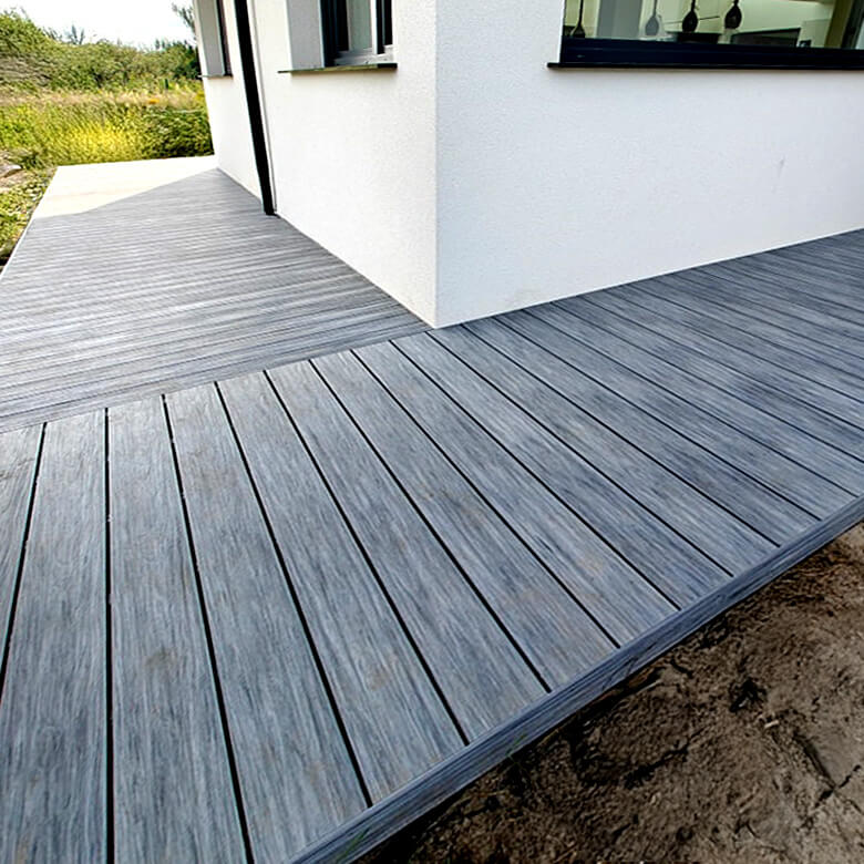 Przestronny taras z deskami Premium w kolorze Gray