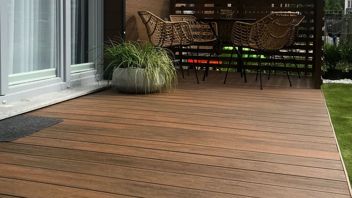 Taras w domu szeregowym, deska kompozytowa Premium Teak