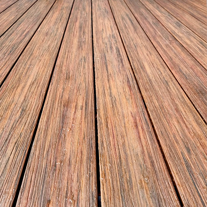 Taras z paleniskiem - wykonany z deski tarasowej Premium Redwood