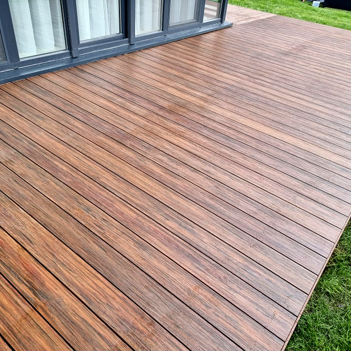 Taras z paleniskiem - wykonany z deski tarasowej Premium Redwood