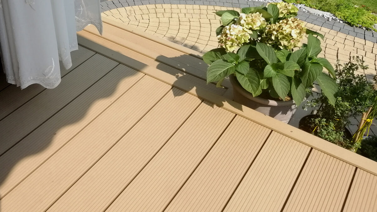 Taras ze schodami, Deska kompozytowa Standard Miodowy Teak