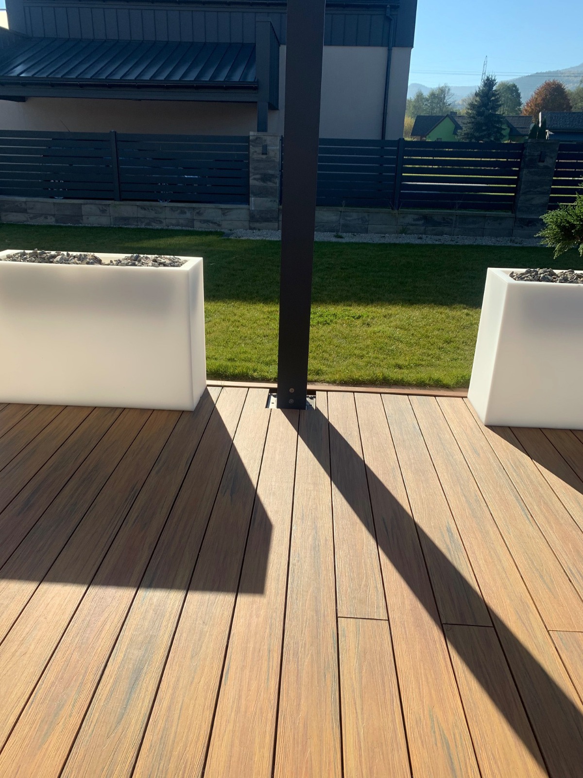 Zabudowa basenu i taras z desek kompozytowych Premium Amber