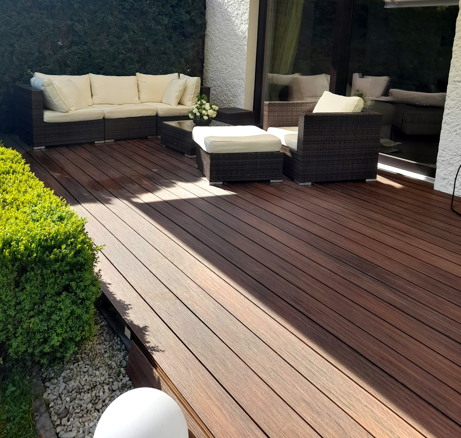 Aranżacja tarasu z zadaszeniem – taras z deski kompozytowej Redwood Premium