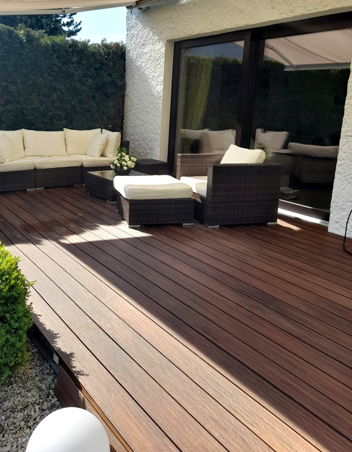 Aranżacja tarasu z zadaszeniem – taras z deski kompozytowej Redwood Premium