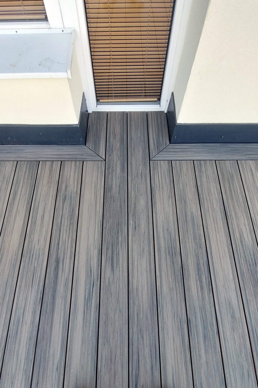 Narożny balkon w kształcie L – deska tarasowa Premium Antique