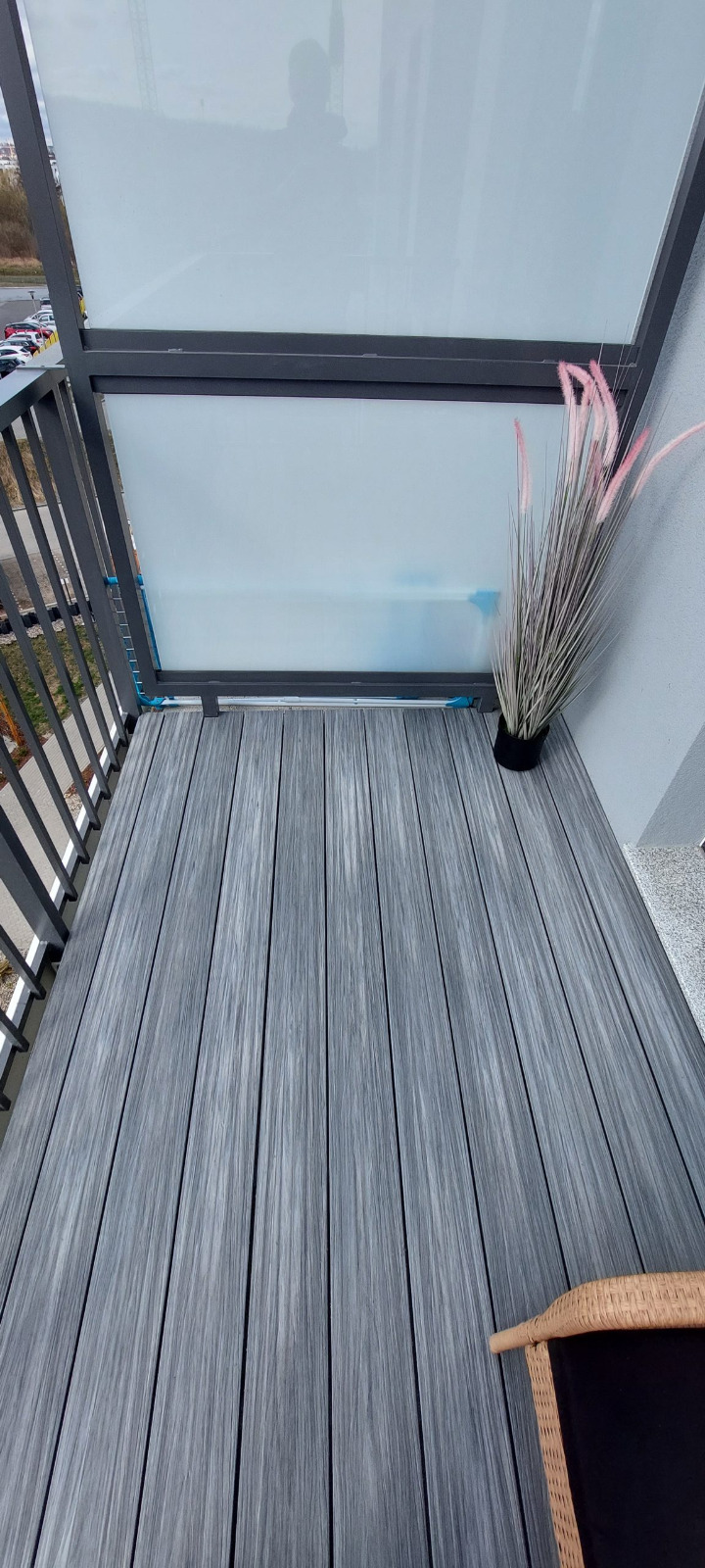 Balkon z deski kompozytowej Premium Gray – styl w miejskim wydaniu