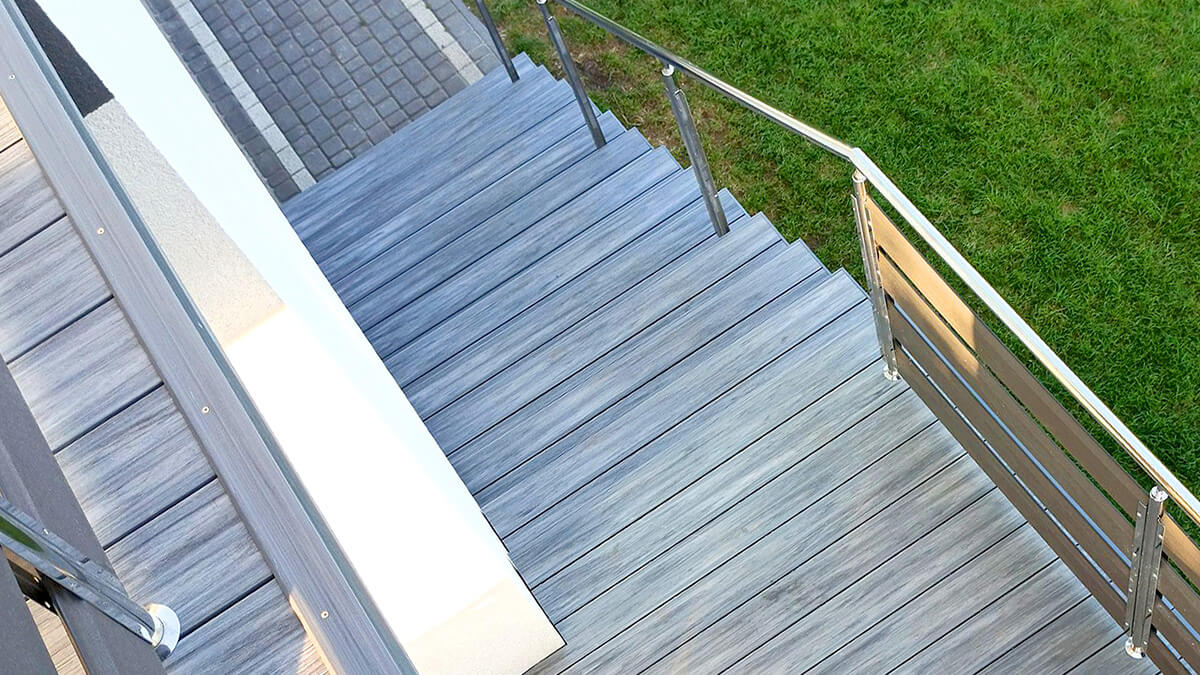 Balkon i schody, szara deska kompozytowa Premium
