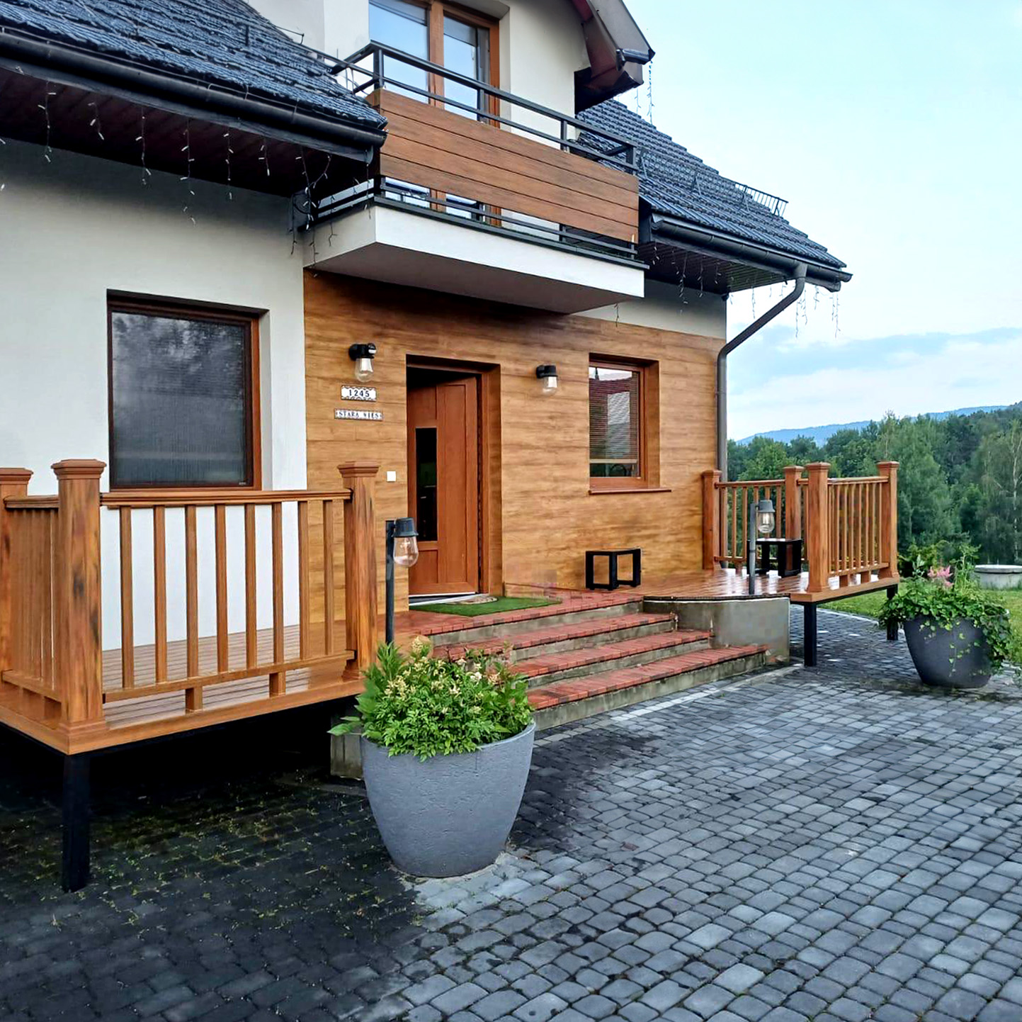 Kameralny taras wejściowy z balustradą Amber Premium