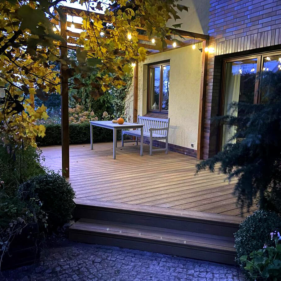 Taras kompozytowy z deski Premium Amber – klimatyczna realizacja z nastrojowym oświetleniem