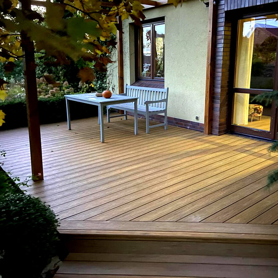 Taras kompozytowy z deski Premium Amber – klimatyczna realizacja z nastrojowym oświetleniem