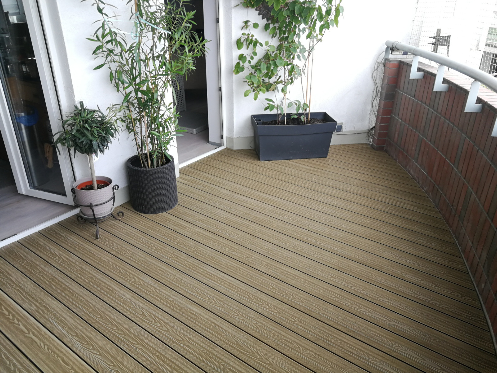 Miodowy Teak 3D balkon - harmonia w miejskiej przestrzeni