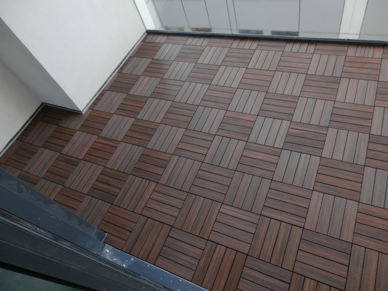 Podesty tarasowe Premium Redwood – szybka metamorfoza balkonu
