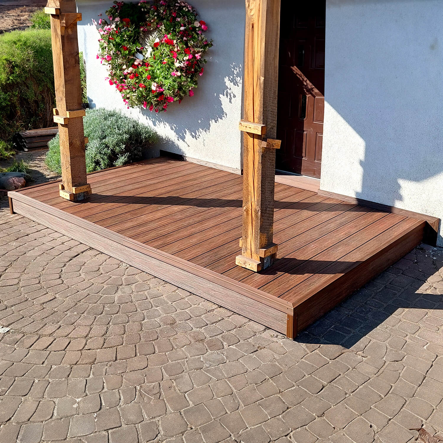 Kompleksowa metamorfoza tarasu z deską kompozytową Premium Redwood