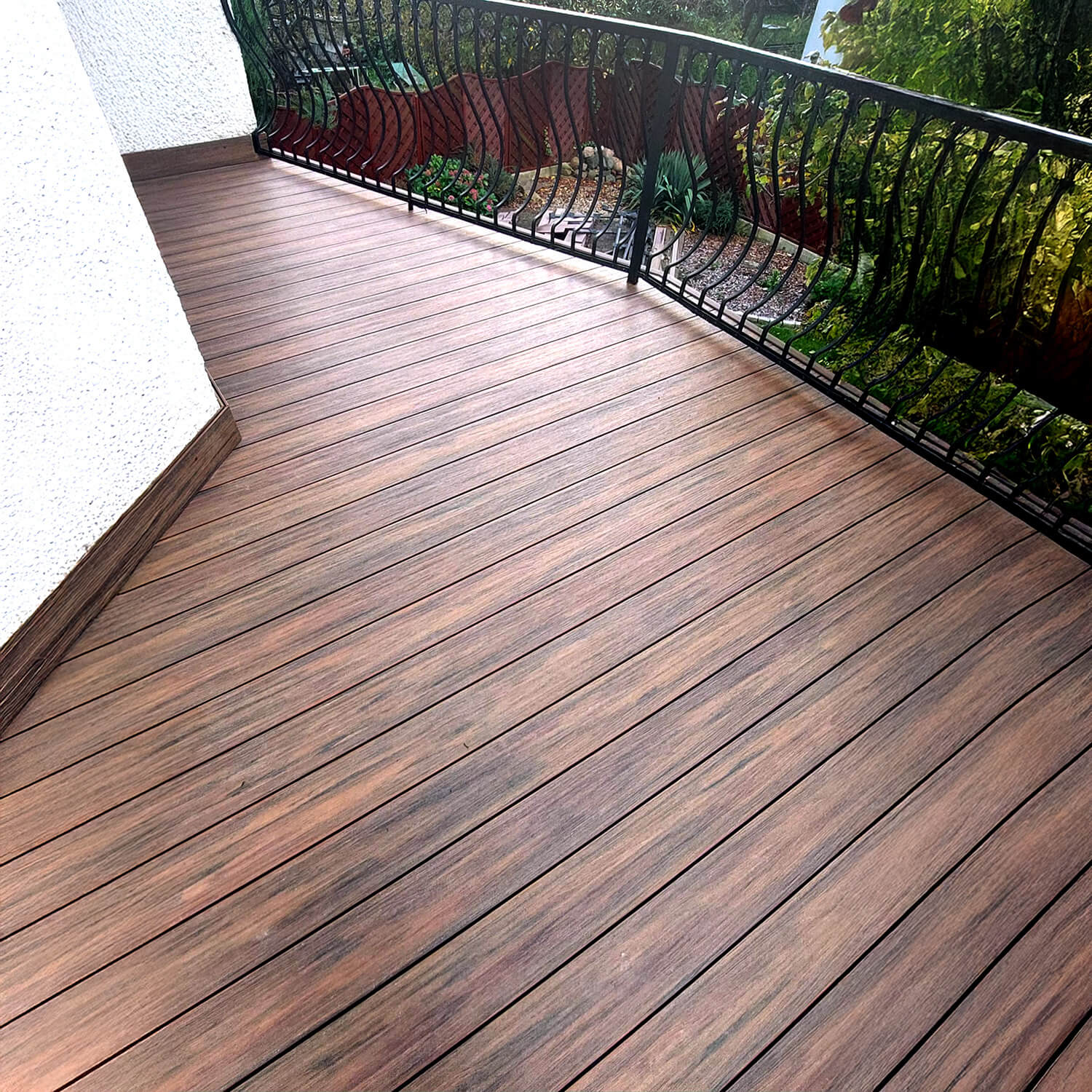 Balkon z deski kompozytowej Premium Redwood – elegancja na wysokości