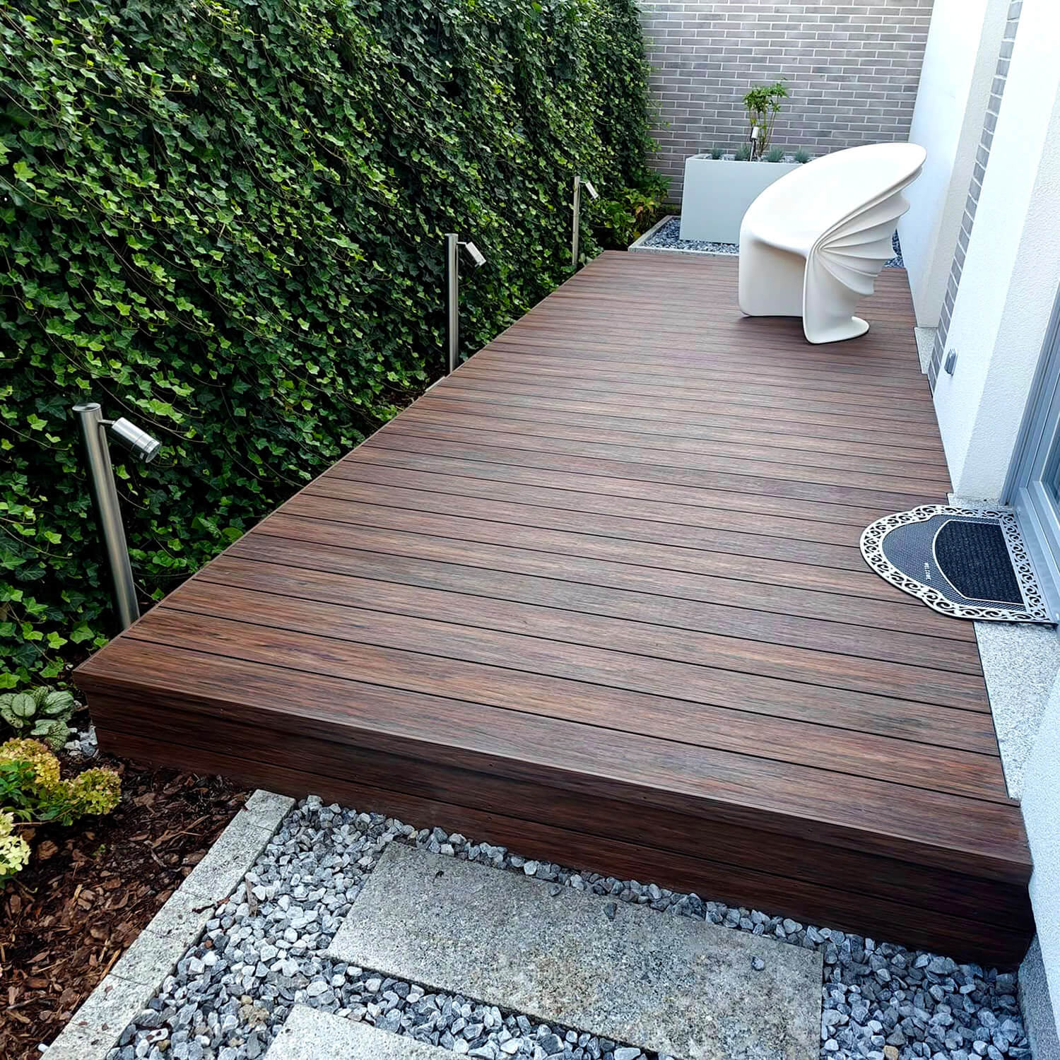 Nowoczesny taras z deski kompozytowej Premium Redwood