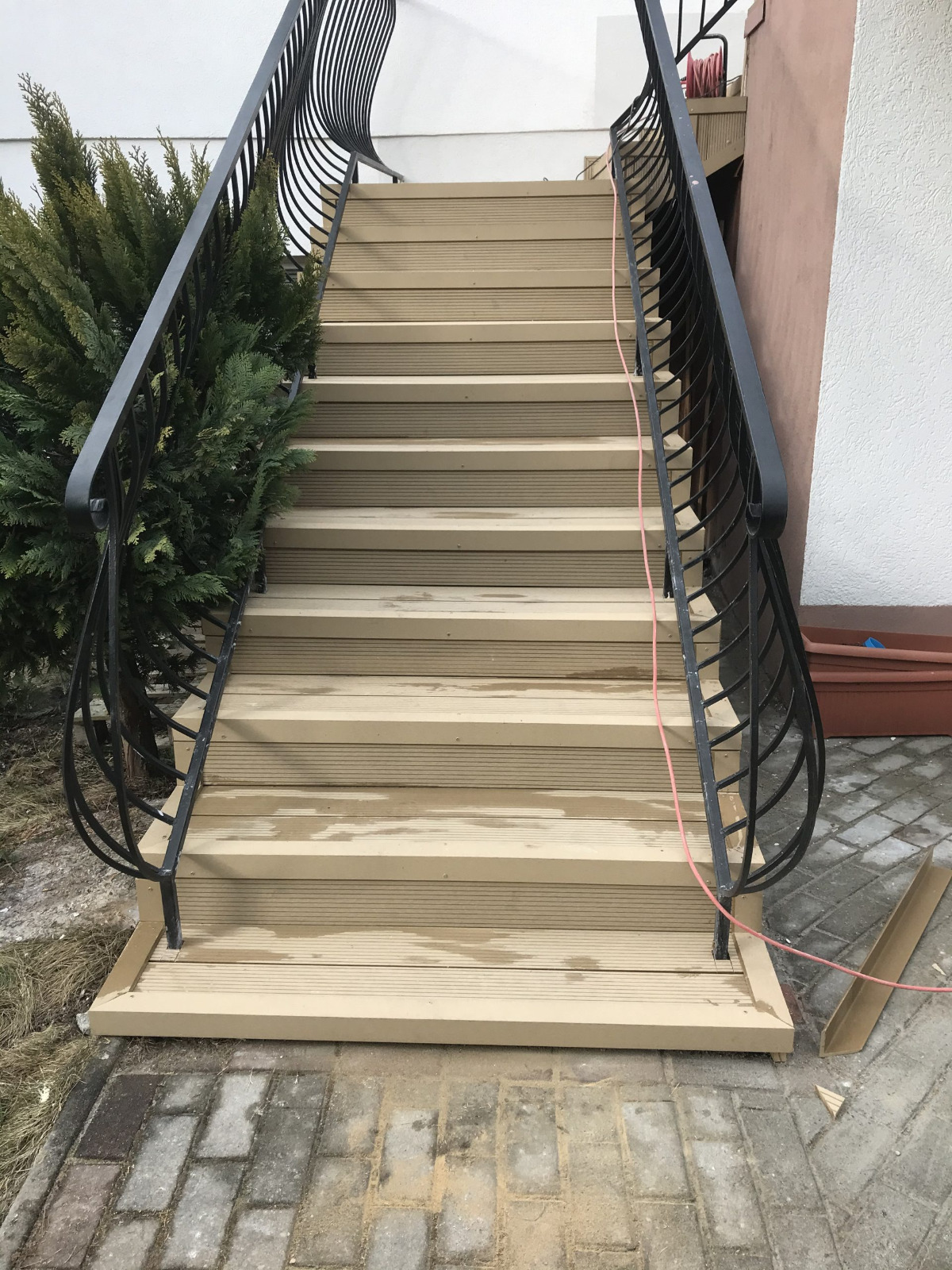 Schody z kompozytu Standard Miodowy Teak – bezpieczne i stylowe przejście
