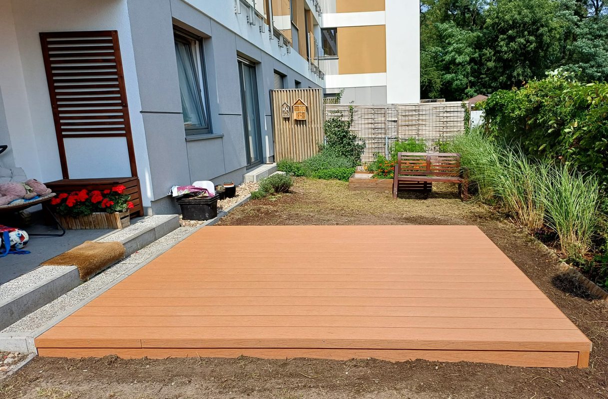Mały taras z deski kompozytowej Cotto Premium