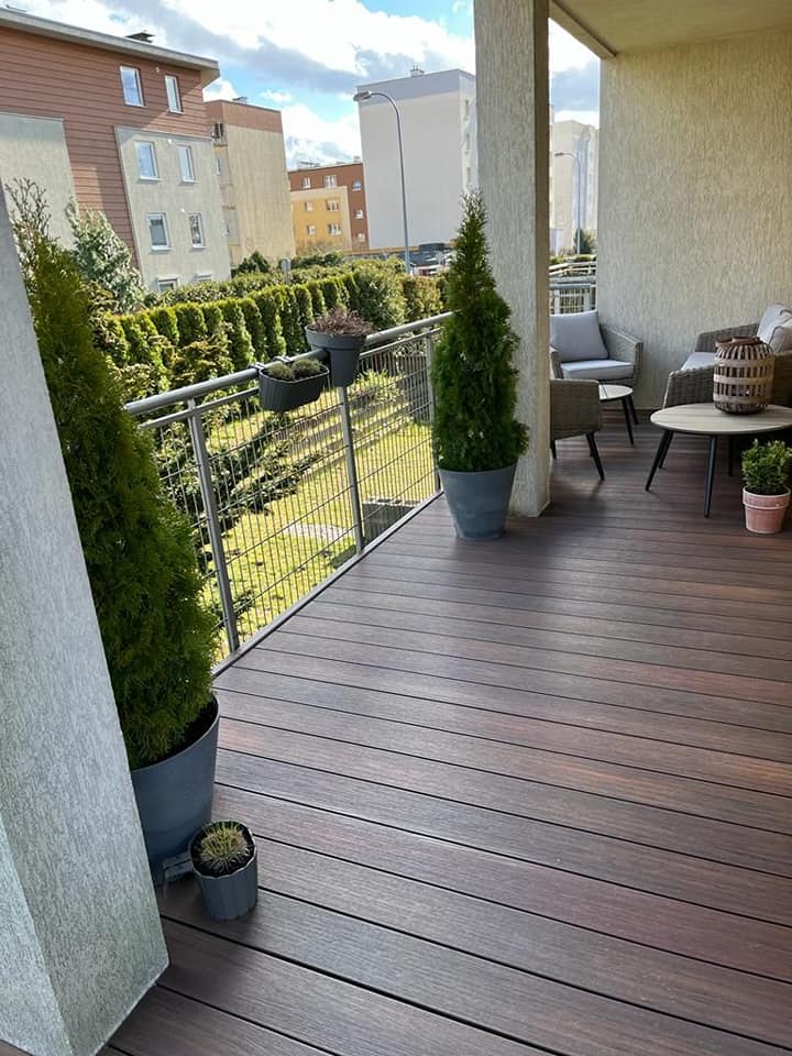 Taras na balkonie – Premium Redwood w ciepłym, słonecznym wydaniu