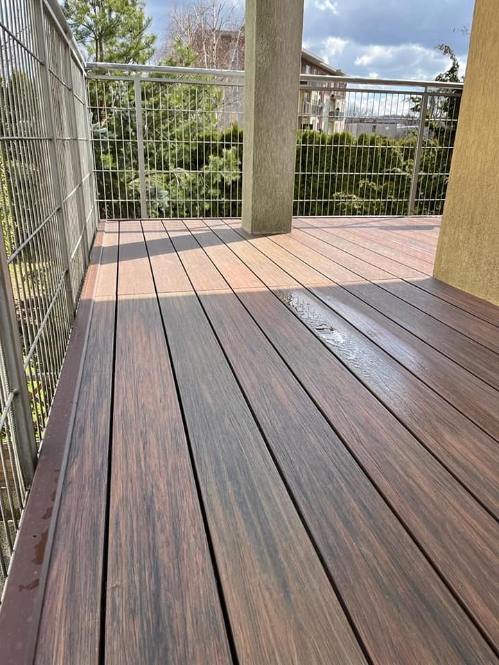 Taras na balkonie – Premium Redwood w ciepłym, słonecznym wydaniu