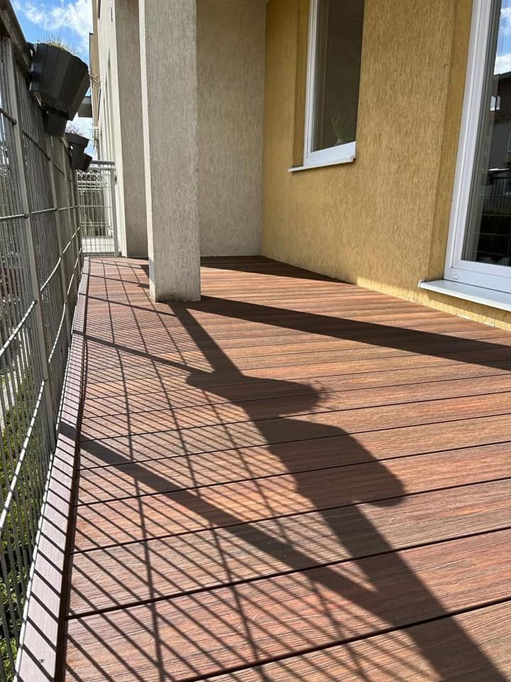 Taras na balkonie – Premium Redwood w ciepłym, słonecznym wydaniu