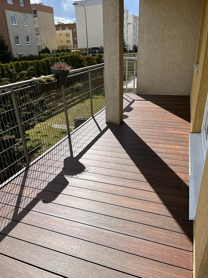 Taras na balkonie – Premium Redwood w ciepłym, słonecznym wydaniu
