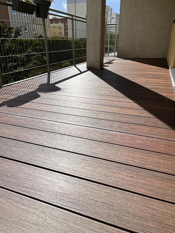 Taras na balkonie – Premium Redwood w ciepłym, słonecznym wydaniu
