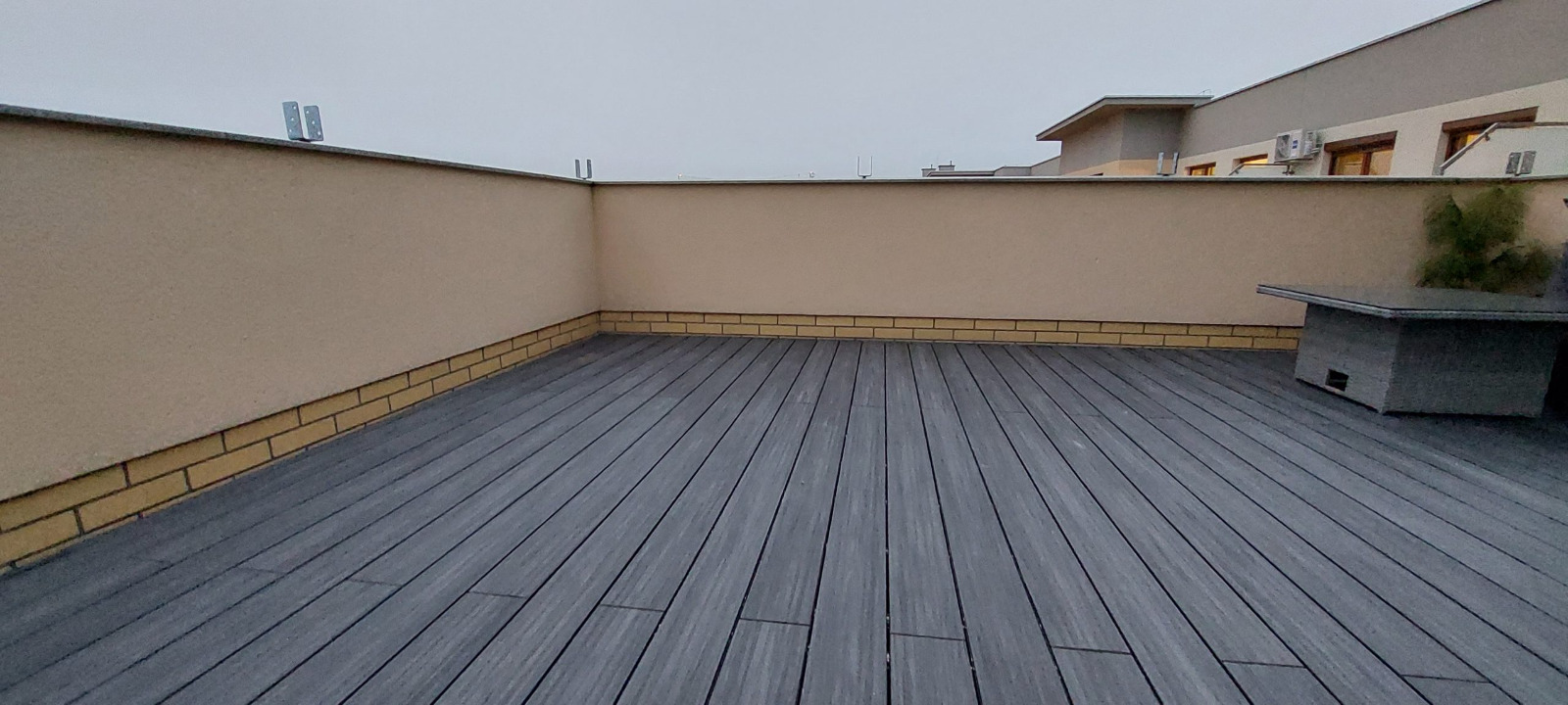 Taras na dachu z deski kompozytowej Premium Gray