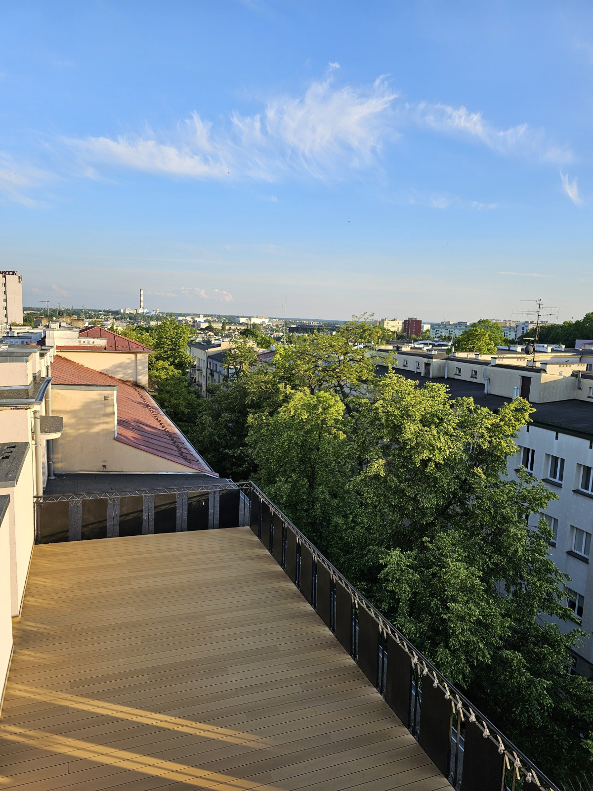 Taras na dachu z deski Standard Miodowy Teak – przestrzeń z widokiem