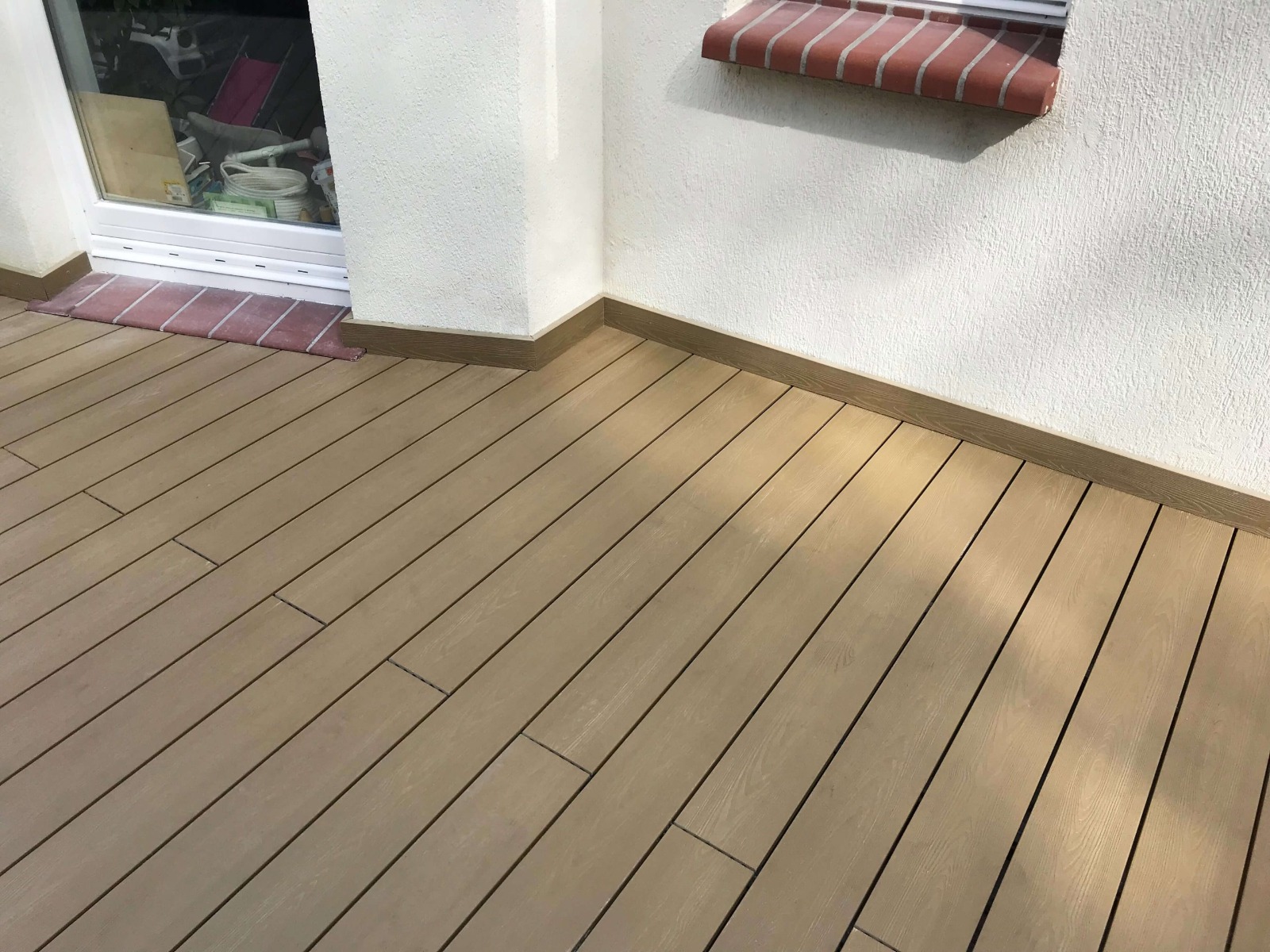 Taras ze schodkami z deski kompozytowej 3D Miodowy Teak