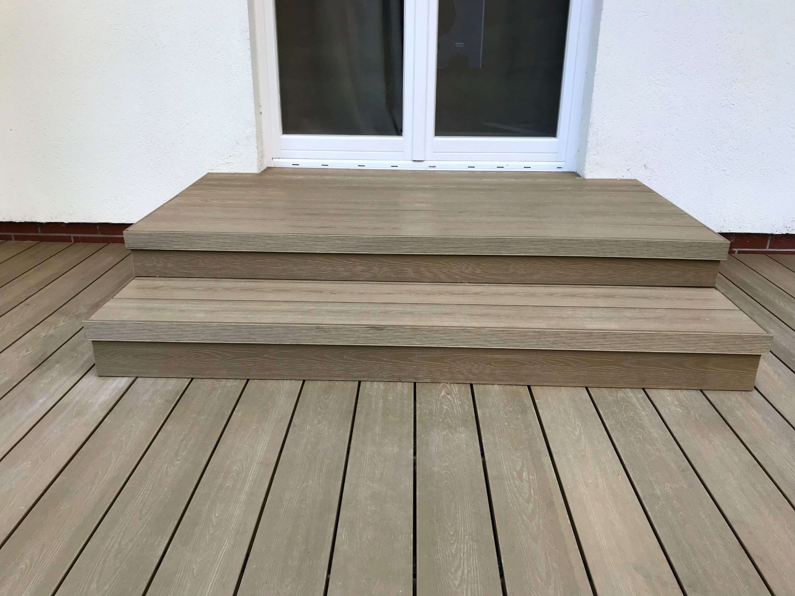 Taras ze schodkami z deski kompozytowej 3D Miodowy Teak