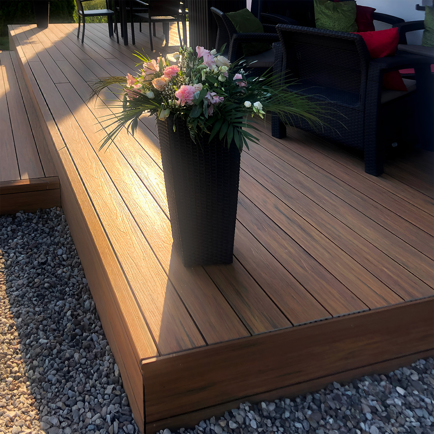 Taras i elewacja kompozytowa: Lamele 3D Premium Walnut i deska tarasowa Premium Amber