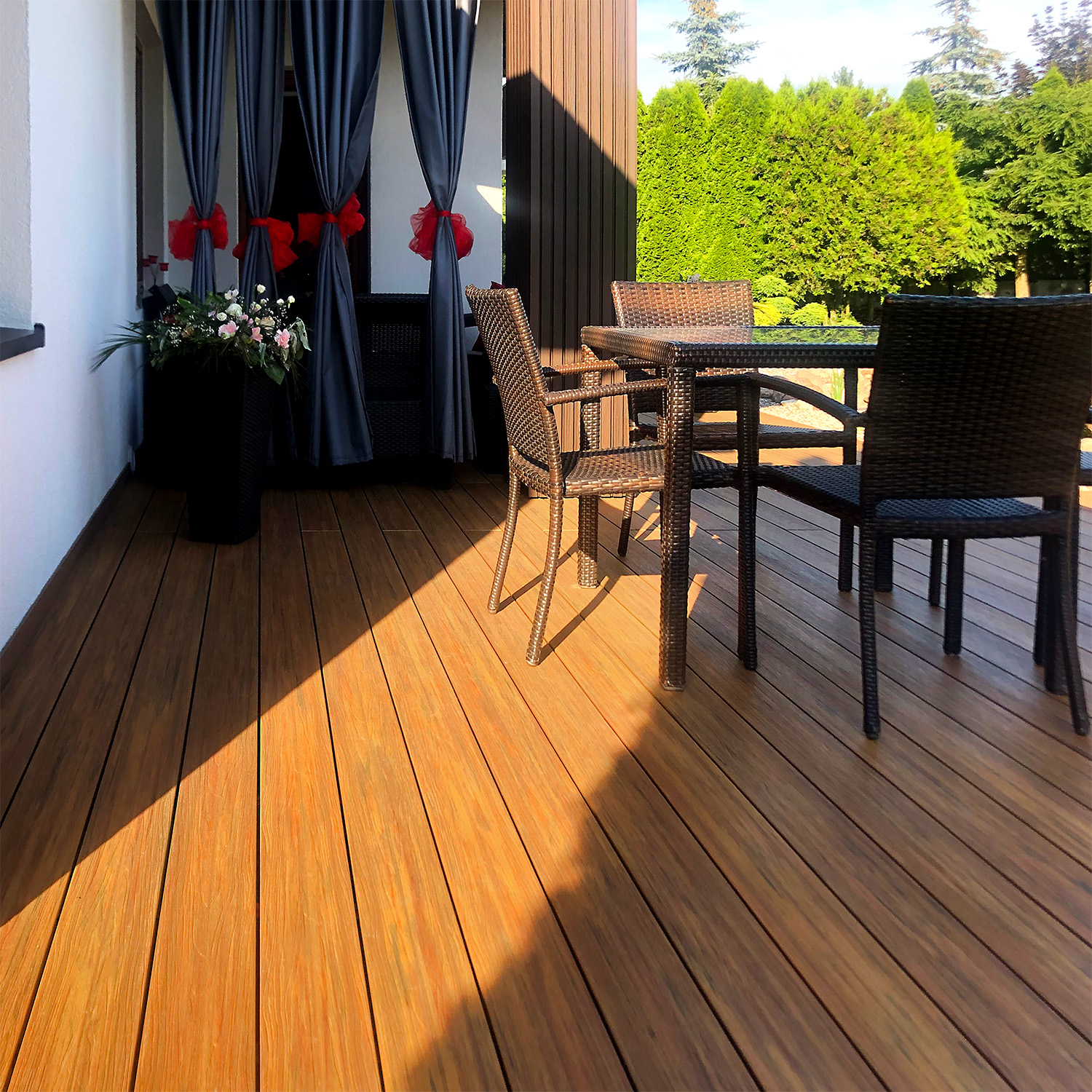 Taras i elewacja kompozytowa: Lamele 3D Premium Walnut i deska tarasowa Premium Amber