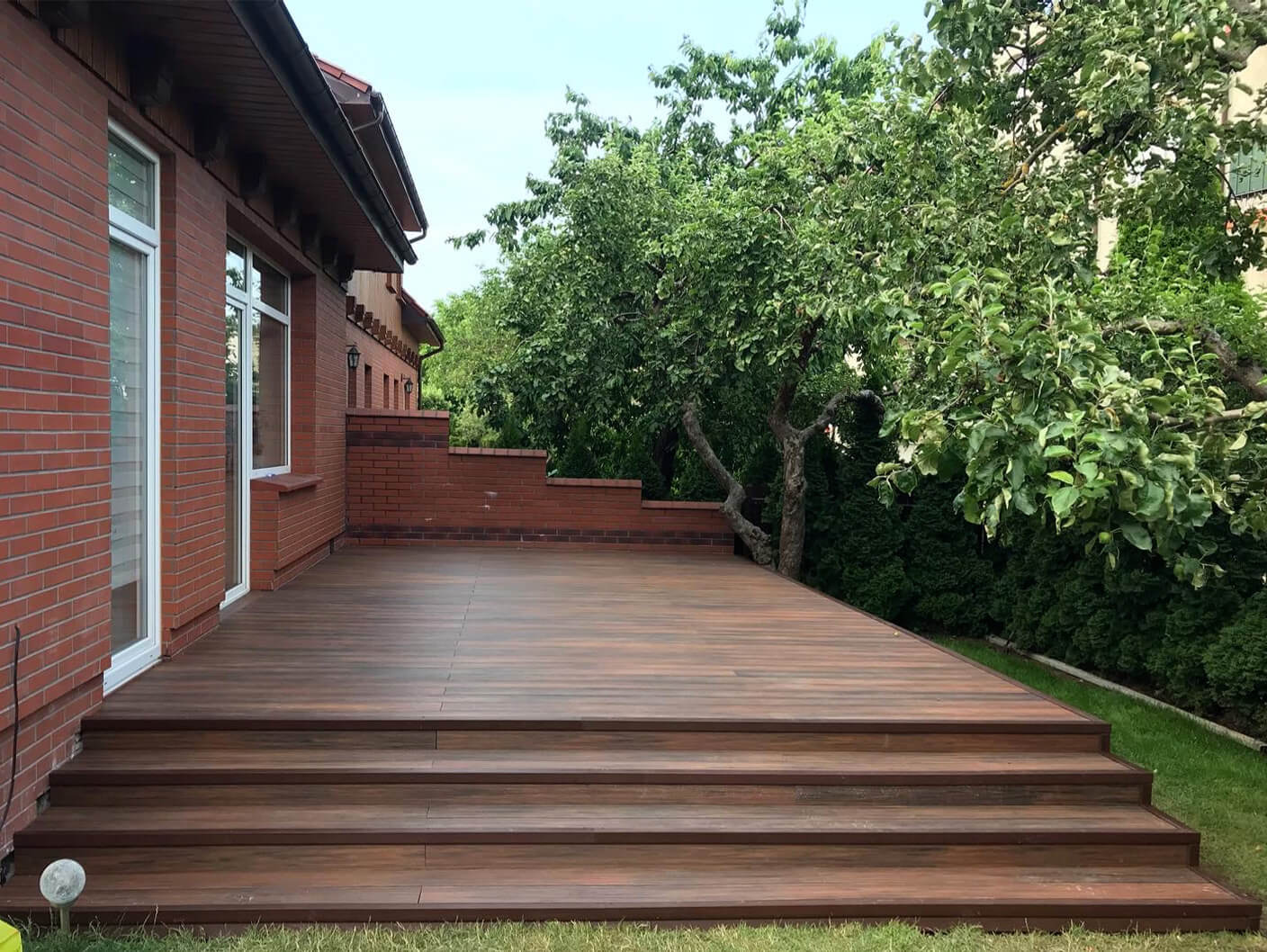 Duży taras ze schodami – deska kompozytowa Redwood Premium